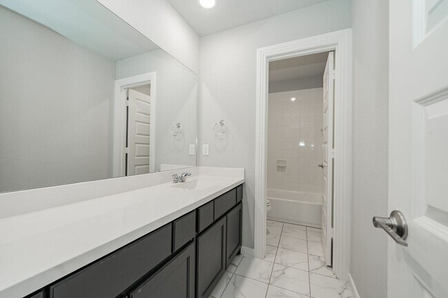 Building Photo - Stunning 4-bedroom, 3-bathroom home locate...