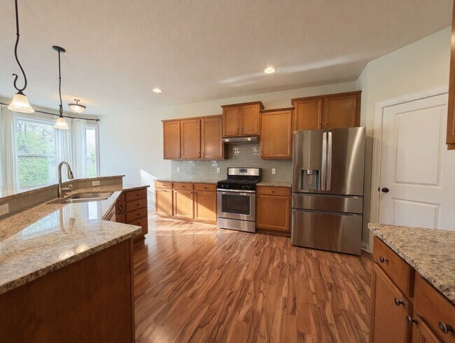 Building Photo - Beautiful 5bed 4bath Home, Nestled in a Prime Plymouth Neighborhood