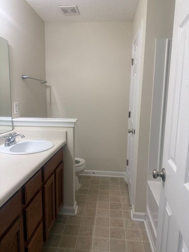 Building Photo - Lexington-Offering Self Guided Tour with R...