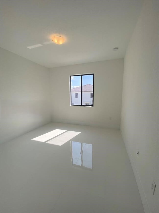 Building Photo - 2434 SW 145th Pl