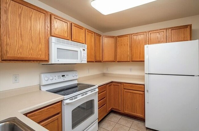 Building Photo - $2,695 |ROOMATE WANTED| 4 Bedroom, 2 Bathroom 2nd Floor Condo | Available for a January 5th, 2026...