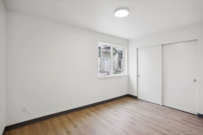 Building Photo - Spacious Townhome – Husky now leasing!