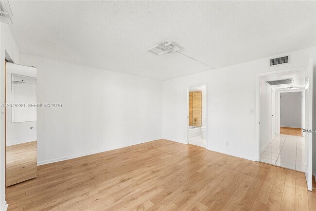Building Photo - 4301 Martinique Cir