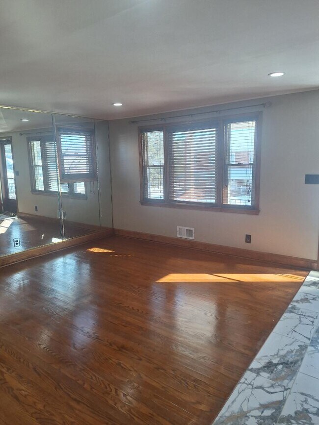 Building Photo - 5118 Pembroke Ave