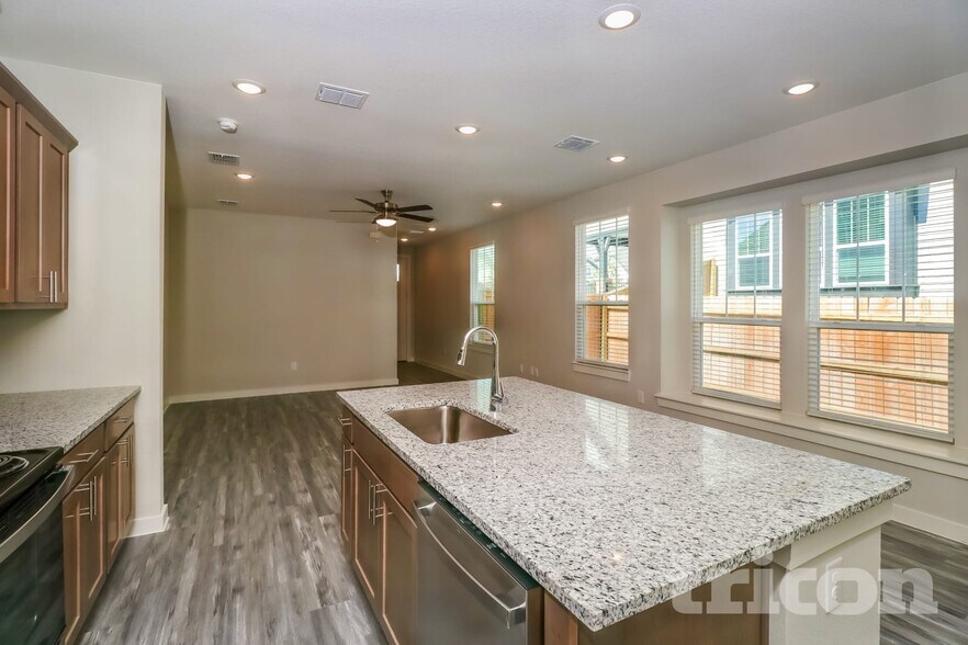 Building Photo - 612 Lindheimer Ln