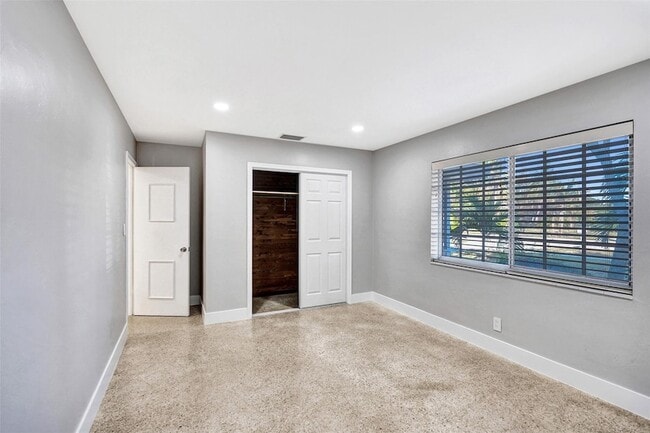 Building Photo - 820 SE 4th Ave