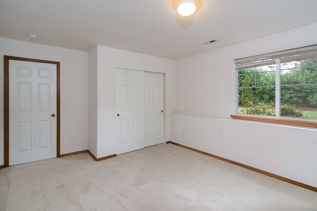 Building Photo - Large Updated 5 Bed SPLIT-LEVEL Kenmore Home!