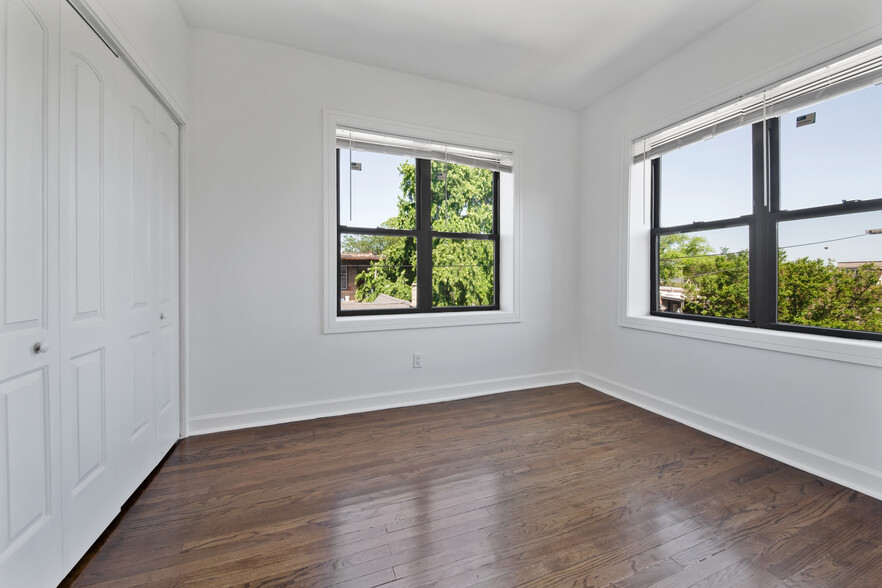 Building Photo - 3058 W Cortland St