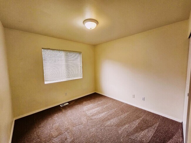 Building Photo - 3 Bed + Bonus Room 2.5 Bath Home Snohomish