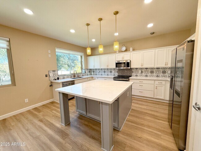 Building Photo - 1432 S Apache Dr