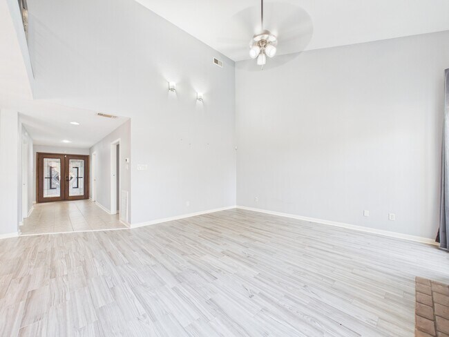 Building Photo - 7655 S Braeswood Blvd