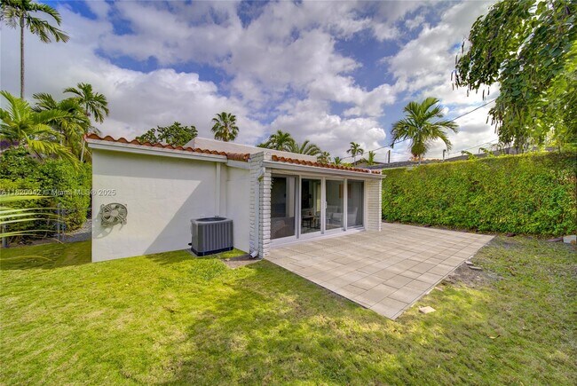 Building Photo - 1212 Medina Ave