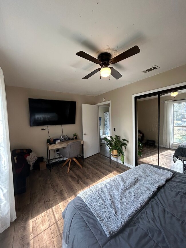 Building Photo - 4 bedroom 2 bathroom home in Hunters Chase...
