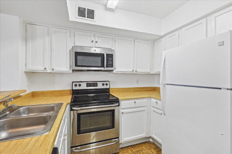 Building Photo - 9821 Walnut St