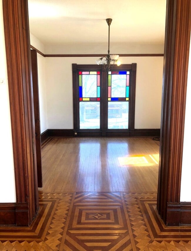 Building Photo - Historic Home 3-4 Bed, 2 Bath - MUST SEE!!