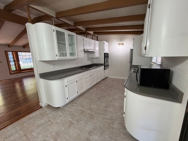 Building Photo - Welcome to this stunning 3 bedroom 2 bathroom home located in Fremont