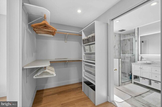 Building Photo - 911 S Oak St