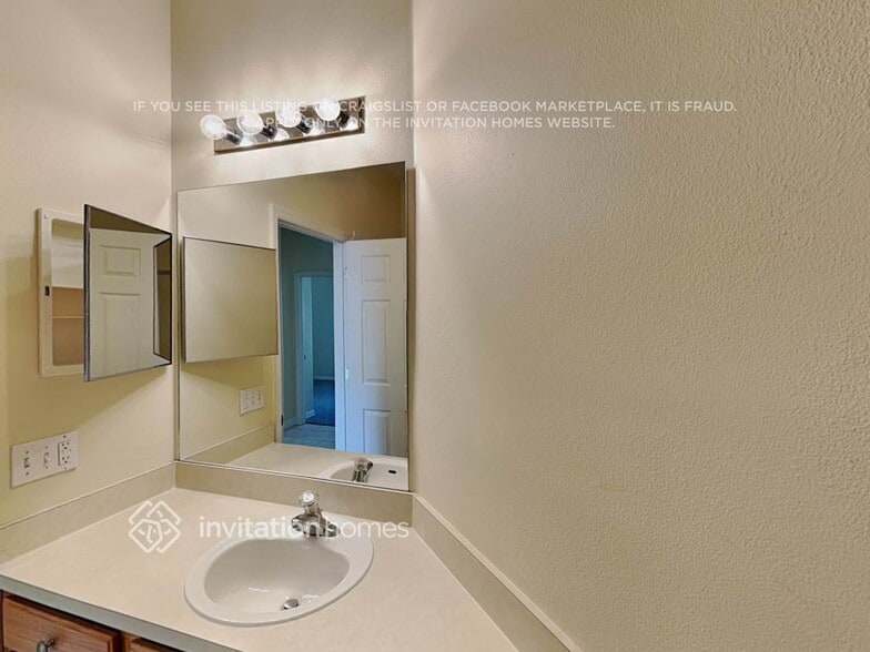 Building Photo - 16725 Rolling Green Dr