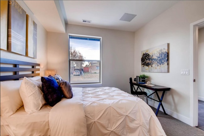 Building Photo - Skyland Townhome just outside of Downtown!...