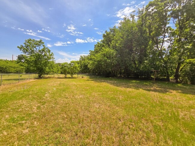 Building Photo - 3 Bedroom 1 Bath Home in Shawnee!