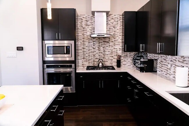 Building Photo - 2105 Engelmohr St