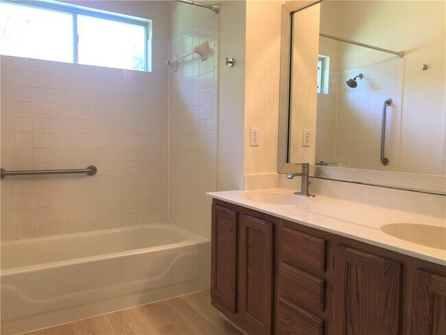 Building Photo - 1515 Lochaline Loop