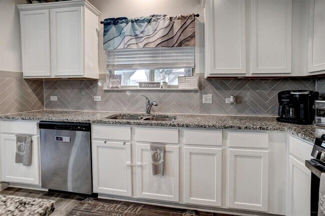 Building Photo - 205 Driftwood Ln