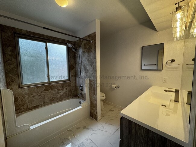 Building Photo - Charming 3-Bedroom Townhouse in Broadmoor ...
