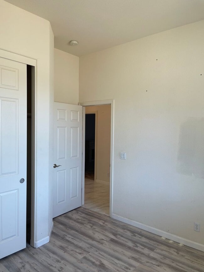 Building Photo - 5-Bedroom, 3-Bathroom Home for Rent on 1-A...