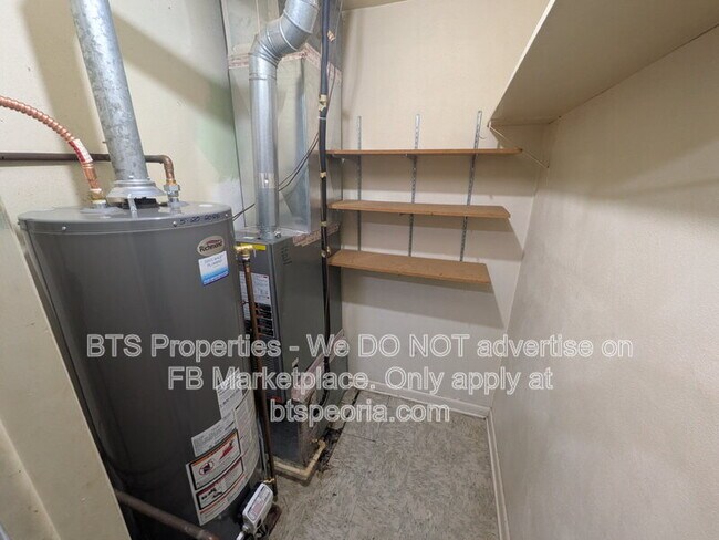 Building Photo - 622 W Laclaire Ln