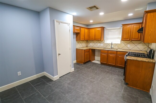Building Photo - 1023 Aster Rd