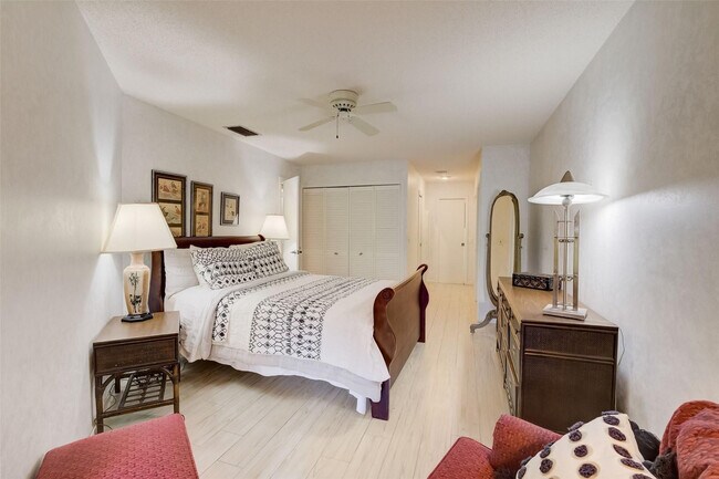 Building Photo - 5051 Pine Dr