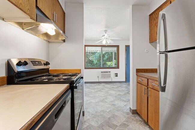 Building Photo - 2 bedroom one bath! Hurry Wont Last!