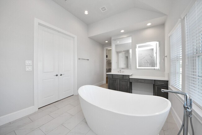 Building Photo - 826 Cage St