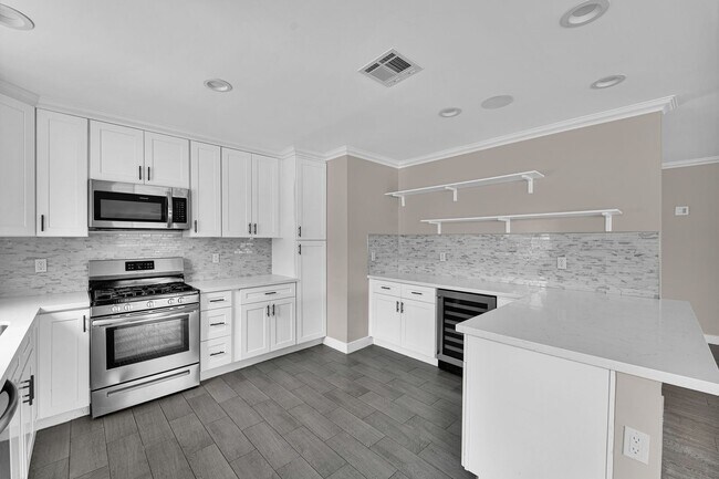 Building Photo - 7237 Tujunga Ave