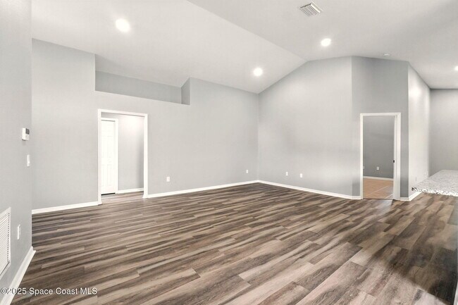 Building Photo - 460 Martigues Dr