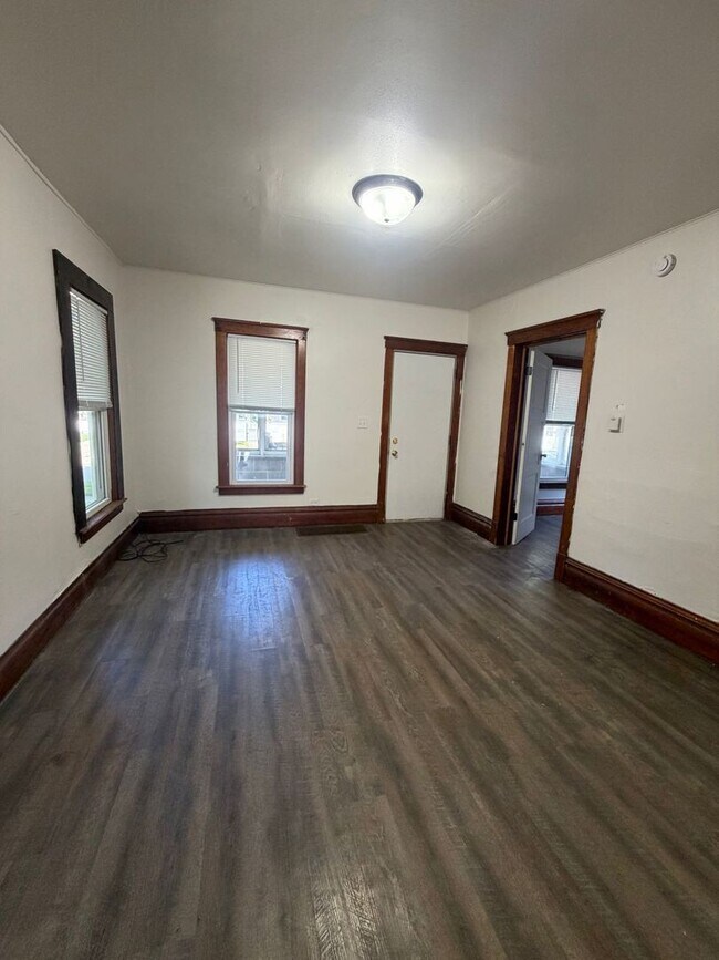 Building Photo - 733 Garfield Ave