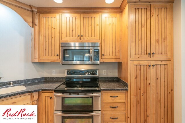 Building Photo - Spacious 3 Bedroom Single-Level Home in Bl...