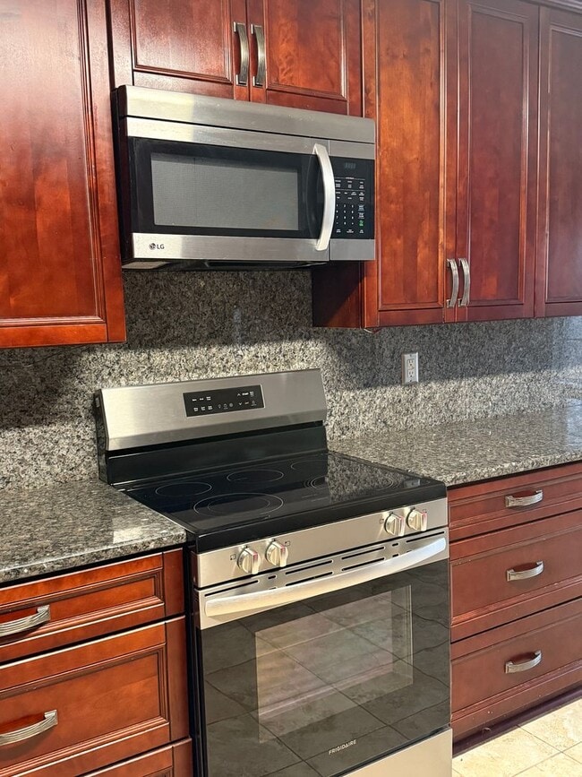 Building Photo - HOME FOR LEASE 4 BR 2 BATH RANCHSTYLE  SPLIT FLOOR PLAN AND OPEN  LARGE  FENCED BACKYARD  CONVENI...