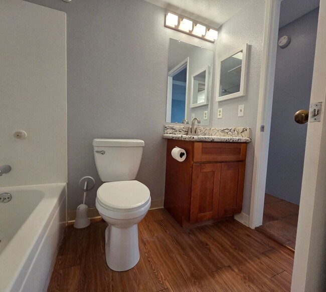 Building Photo - Downstair 2/1.5 Condo in South Kihei