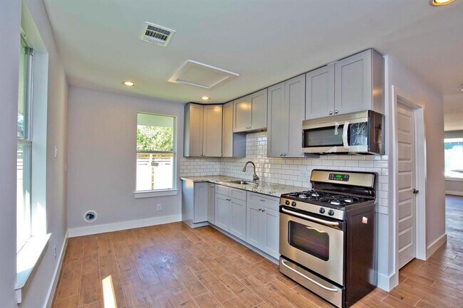 Building Photo - 1700 Durham Dr