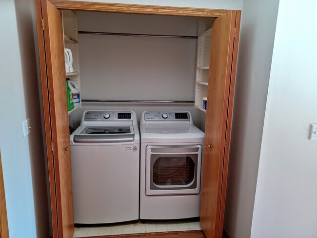 Building Photo - 2 Bedroom 2 Bath End Unit Townhouse - Shakopee