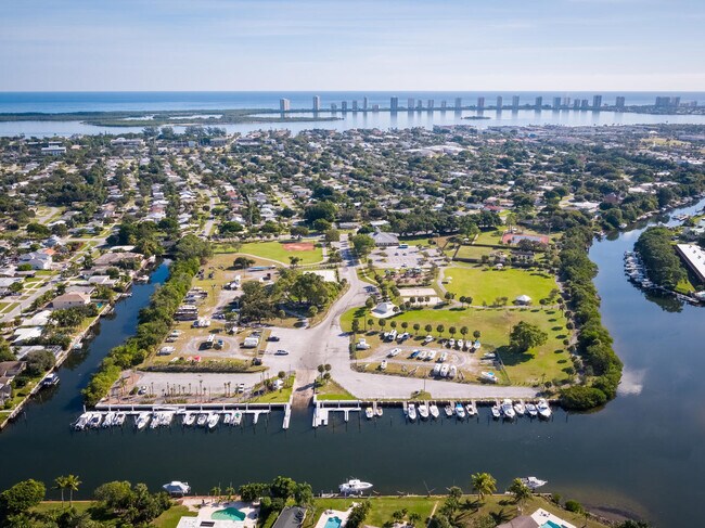 Building Photo - 100 Shore Ct