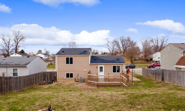 Building Photo - Newly Renovated Hillview Bi-Level! ASK US ABOUT OUR LONG-TERM LEASE SPECIAL TODAY!