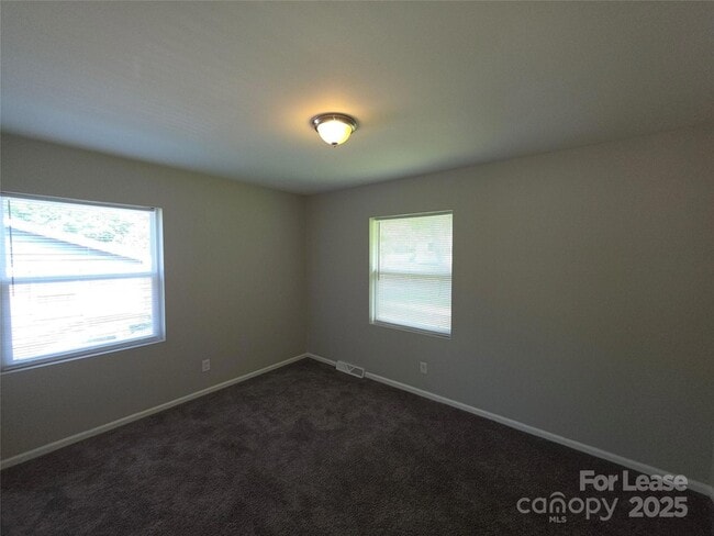 Building Photo - 4800 Crestmont Dr