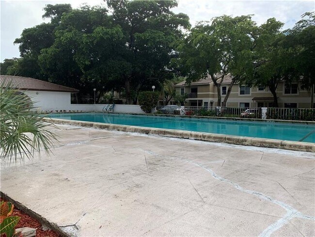 Building Photo - 2830 Riverside Dr