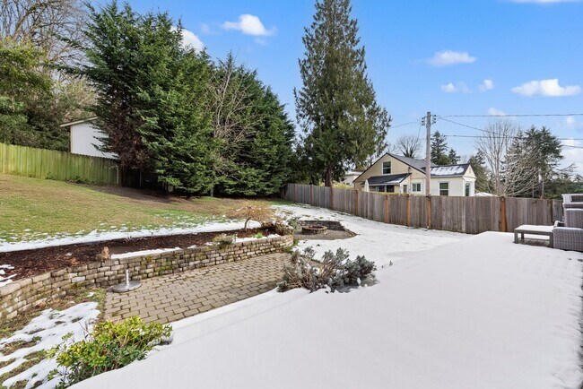 Building Photo - Beautiful 3 bed/2.5 bath Split Level Home – Close to Boeing & The Landing