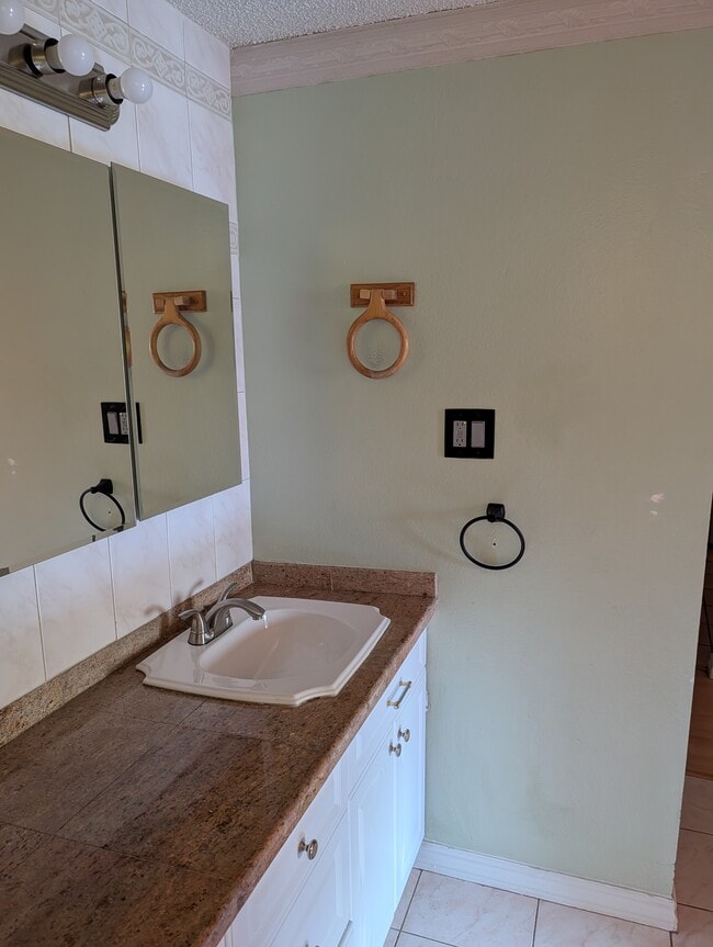 Building Photo - 1302 S Parker Rd