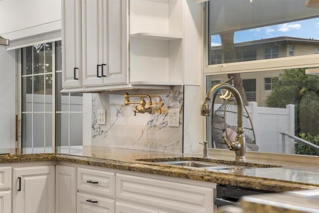 Building Photo - 1419 NE 57th St