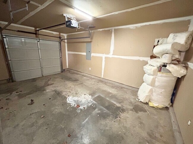 Building Photo - Beautiful 3 Bedroom 2 Bath Home in the Heart of Madison!